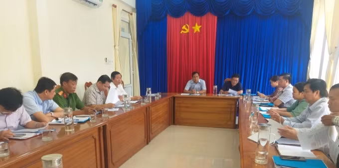 Lãnh đạo UBND tỉnh Cà Mau làm việc với huyện Trần Văn Thời về vụ để người trở về từ vùng dịch không chịu cách ly, trốn khỏi nơi cư trú.