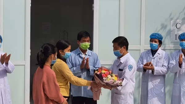 Bệnh nhân COVID-19 cuối cùng trong số 16 ca bệnh được xuất viện. Ảnh: TL