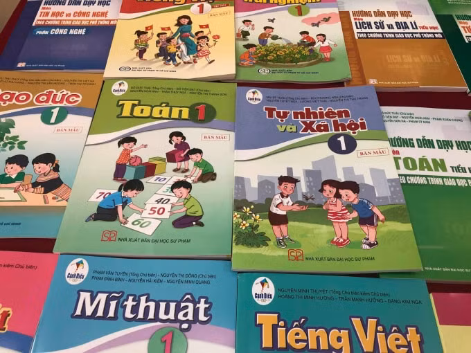 Bộ sách giáo khoa lớp 1 mới đã được công khai về nội dung và giá cả để phụ huynh, học sinh có thể so sánh với sách giáo khoa hiện hành. Ảnh: Báo Dân Việt