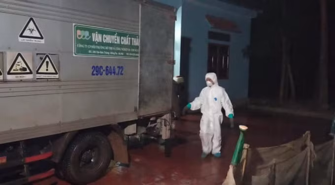 Lực lượng chức năng lập biên bản, thu giữ toàn bộ số khẩu trang trên để xử lý theo quy định