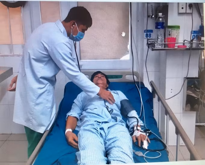 Bác sĩ thăm khám bệnh nhân M sau khi được can thiệp mạch vành-ảnh:T/L