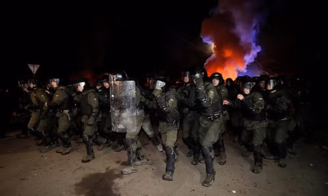 Cảnh sát Ukraine làm nhiệm vụ tại làng Novi Sanzhary, vùng Poltava. Ảnh: Reuters