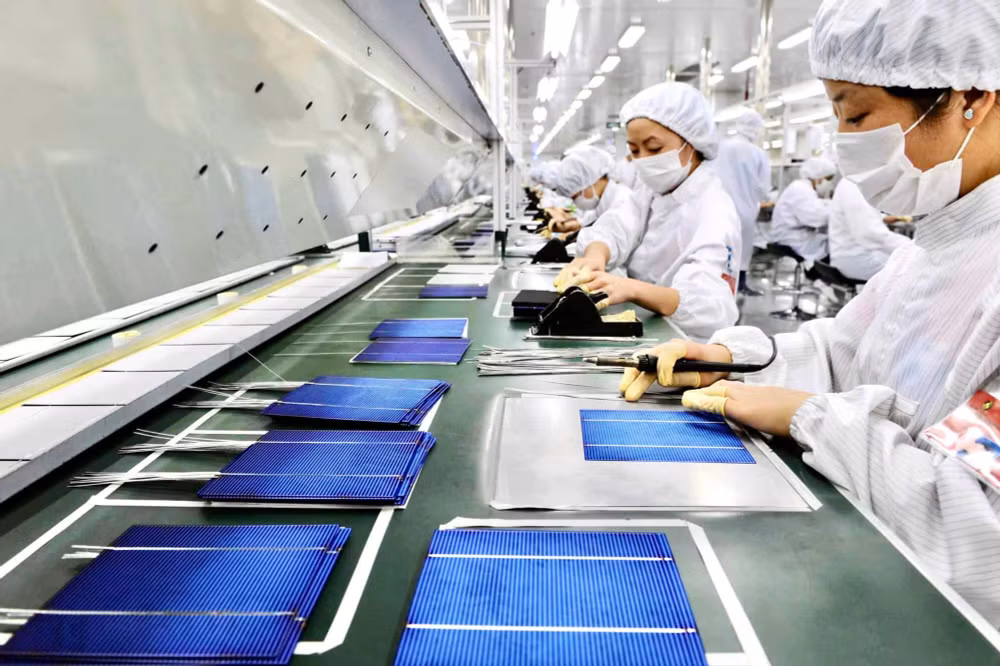 chinese-factory-workers-manufacture-solar-power-panels-2000x1331.jpg