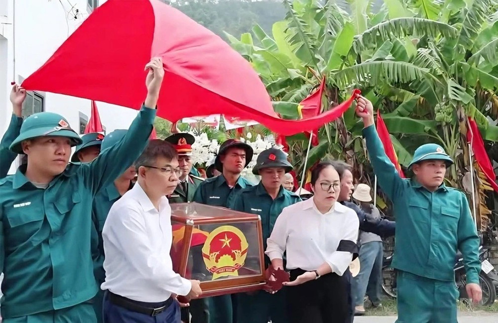 Lãnh đạo xã Phúc Lộc di quan hài cốt liệt sĩ Nguyễn Xuân Nhị đến nơi an táng. Ảnh: Duy Phong l1.jpg
