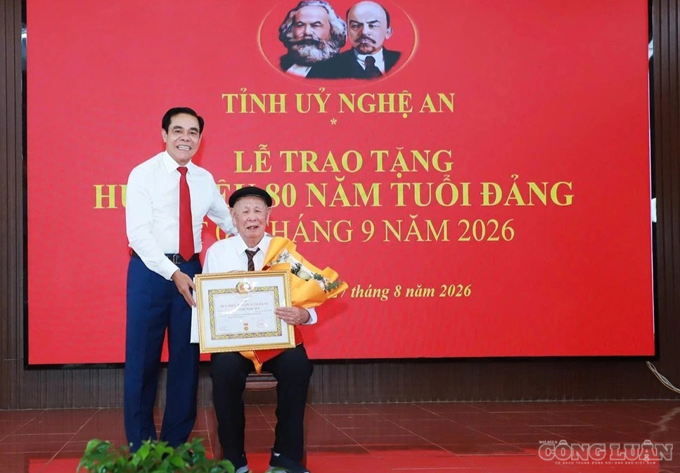 Ông Võ Trọng Hải - Phó Bí thư Tỉnh ủy, Chủ tịch UBND tỉnh Nghệ An - trao quyết định, giấy chứng nhận, tặng hoa chúc mừng cụ Hoàng Ngọc Túy. (Ảnh: Thành Duy) clo_br_3.jpg