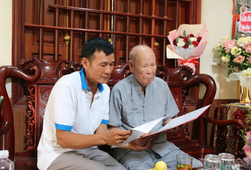 Cụ Túy luôn sống mẫu mực và thanh bạch, nghiêm khắc với bản thân và con cháu. Ảnh: Kim Long clo_br_2.jpg