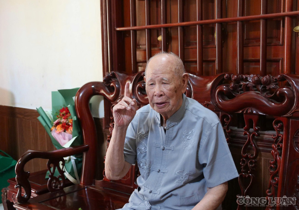 Cụ Hoàng Ngọc Túy 99 năm tuổi đời, 80 năm tuổi Đảng. Ảnh: Kim Long clo_br_1.jpg