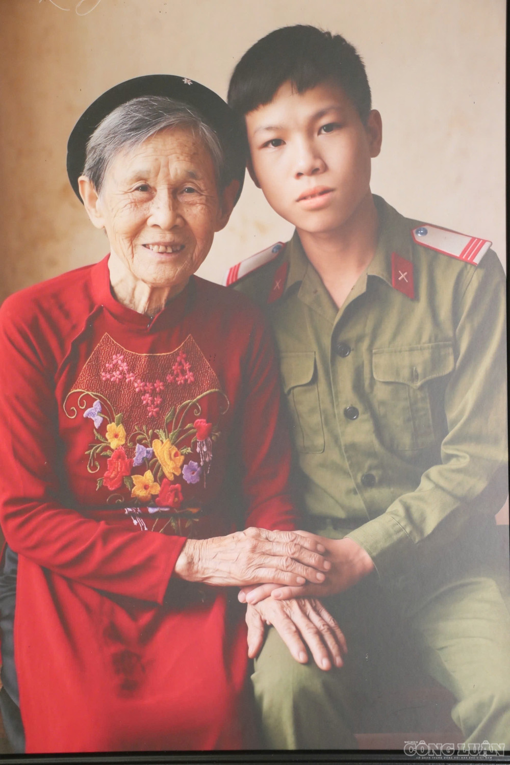 Bức ảnh phục dựng Mẹ Việt Nam anh hùng Nguyễn Thị Lan và con trai - liệt sĩ Trần Văn Nam (Ảnh chụp lại). clo_br_2.jpg