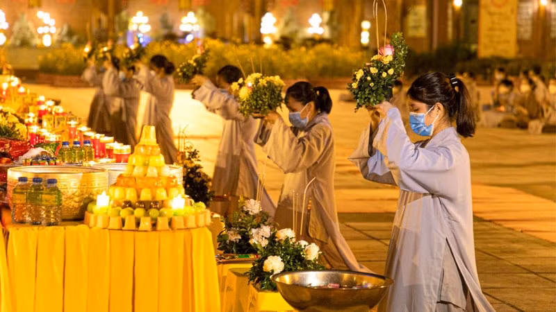 tranh thu tien mua le va cac nghi le khong phu hop chinh phap trong dai le vu lan hinh 1