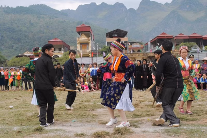 bao ton phat huy van hoa truyen thong mong va ha nhi gan voi phat trien du lich hinh 1