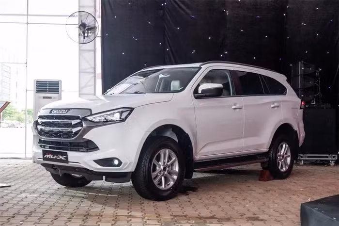 chi tiet ve isuzu mu x 2022 mau suv re nhat viet nam hinh 1