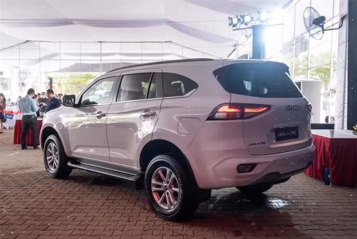 chi tiet ve isuzu mu x 2022 mau suv re nhat viet nam hinh 2