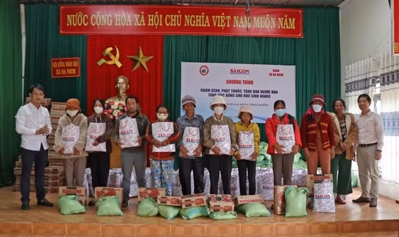 bao sai gon giai phong to chuc trao qua kham benh mien phi dong bao kho khan hinh 1