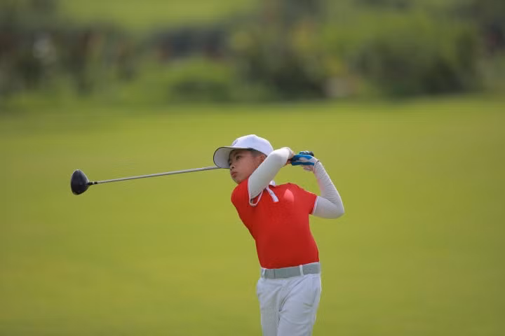 hai golfer quang tri va nhat long thi dau xuat sac trong ngay thu 2 cup t99 hinh 6