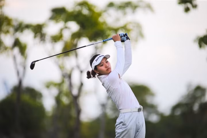 hai golfer quang tri va nhat long thi dau xuat sac trong ngay thu 2 cup t99 hinh 2