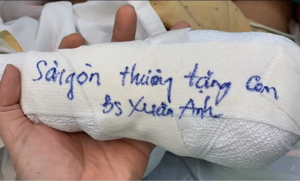 ban tay cho em va cau chuyen xuc dong giua bac si tp hcm voi em be ha giang hinh 6