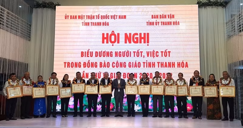 thanh hoa bieu duong 100 tam guong kinh chua yeu nuoc tieu bieu hinh 1