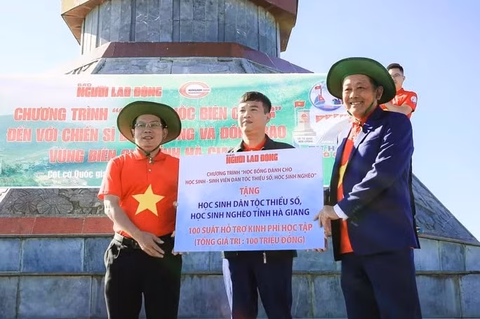 chuong trinh tu hao co to quoc cua bao nguoi lao dong den voi dong bao huyen dong van ha giang hinh 1