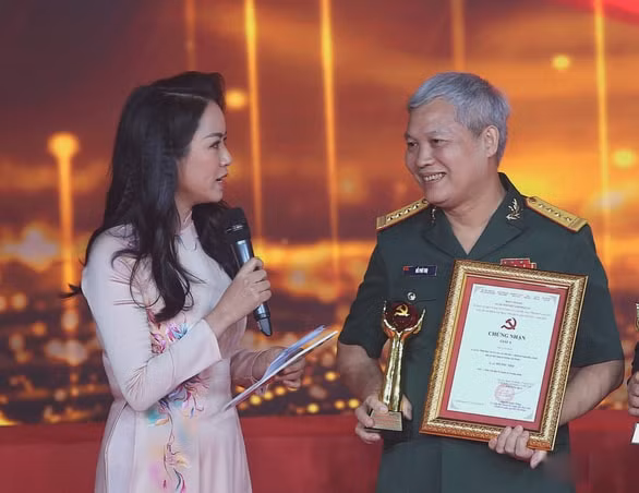de nha bao vuot qua thu thach kho kho kho khi viet ve bao ve nen tang tu tuong cua dang hinh 1