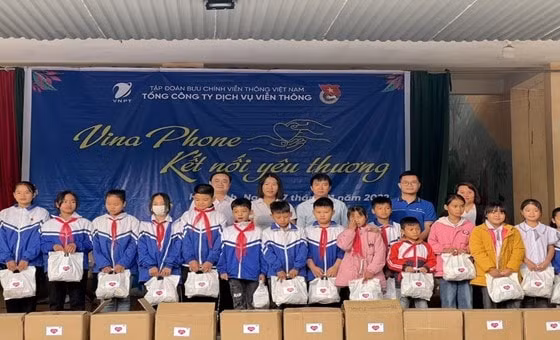 vinaphone ket noi yeu thuong dong am cho em tai kim boi hoa binh hinh 2