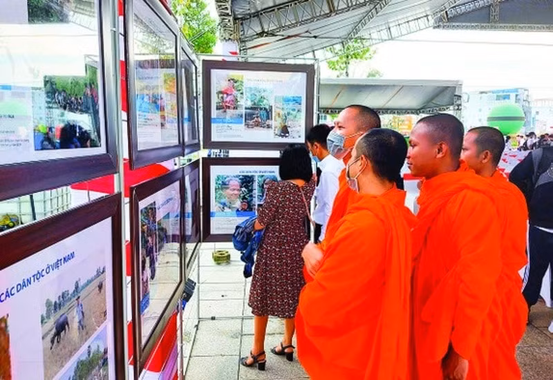 trien lam hon 600 anh tu lieu ve dan toc ton giao o viet nam hinh 1
