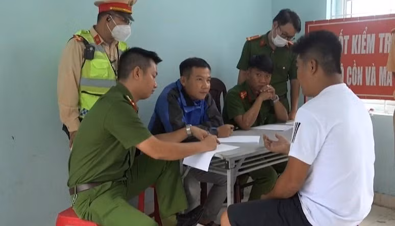 xu ly lai xe dieu khien phuong tien chan ngang duong cao toc hinh 2