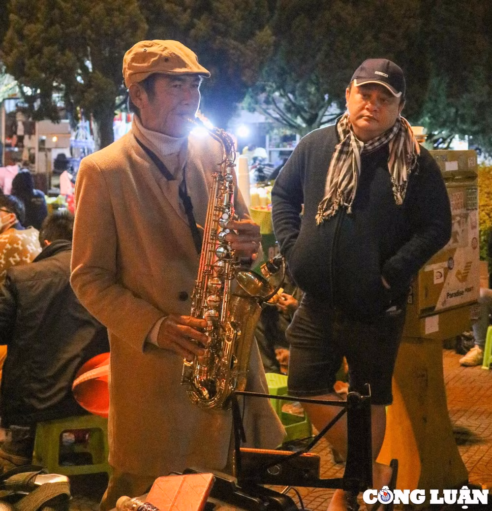 roi tphcm nguoi dan ong u70 len da lat ke chuyen bang saxophone hinh 4