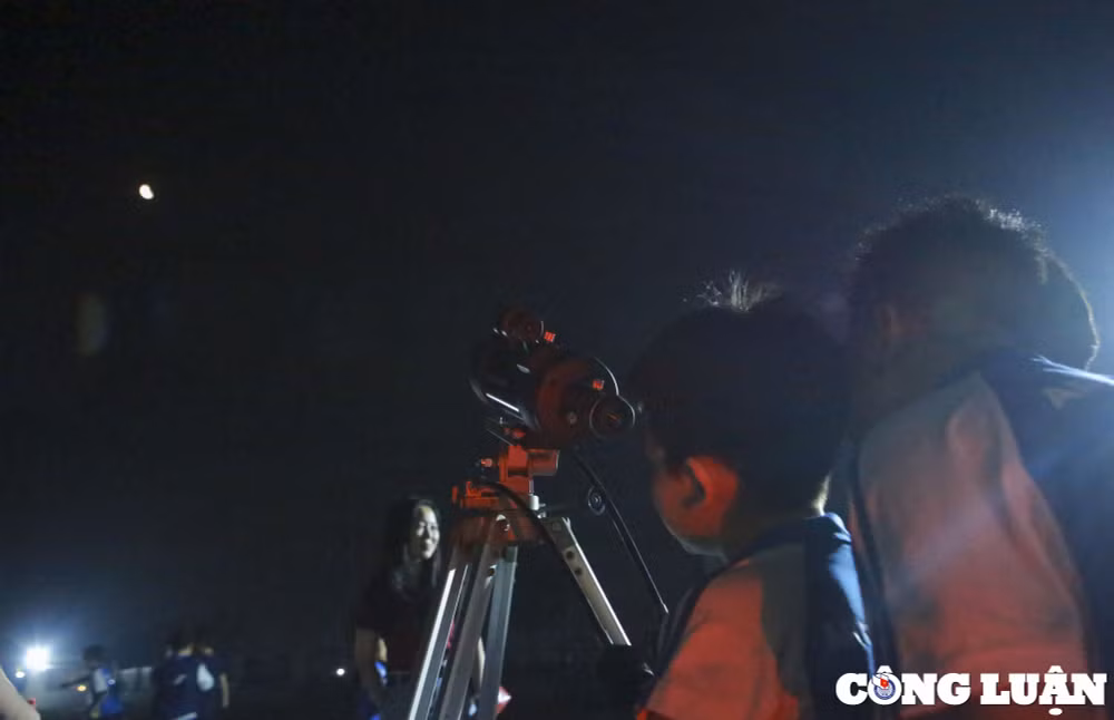 hinh anh trang mau xuat hien tren bau troi ha noi hinh 7