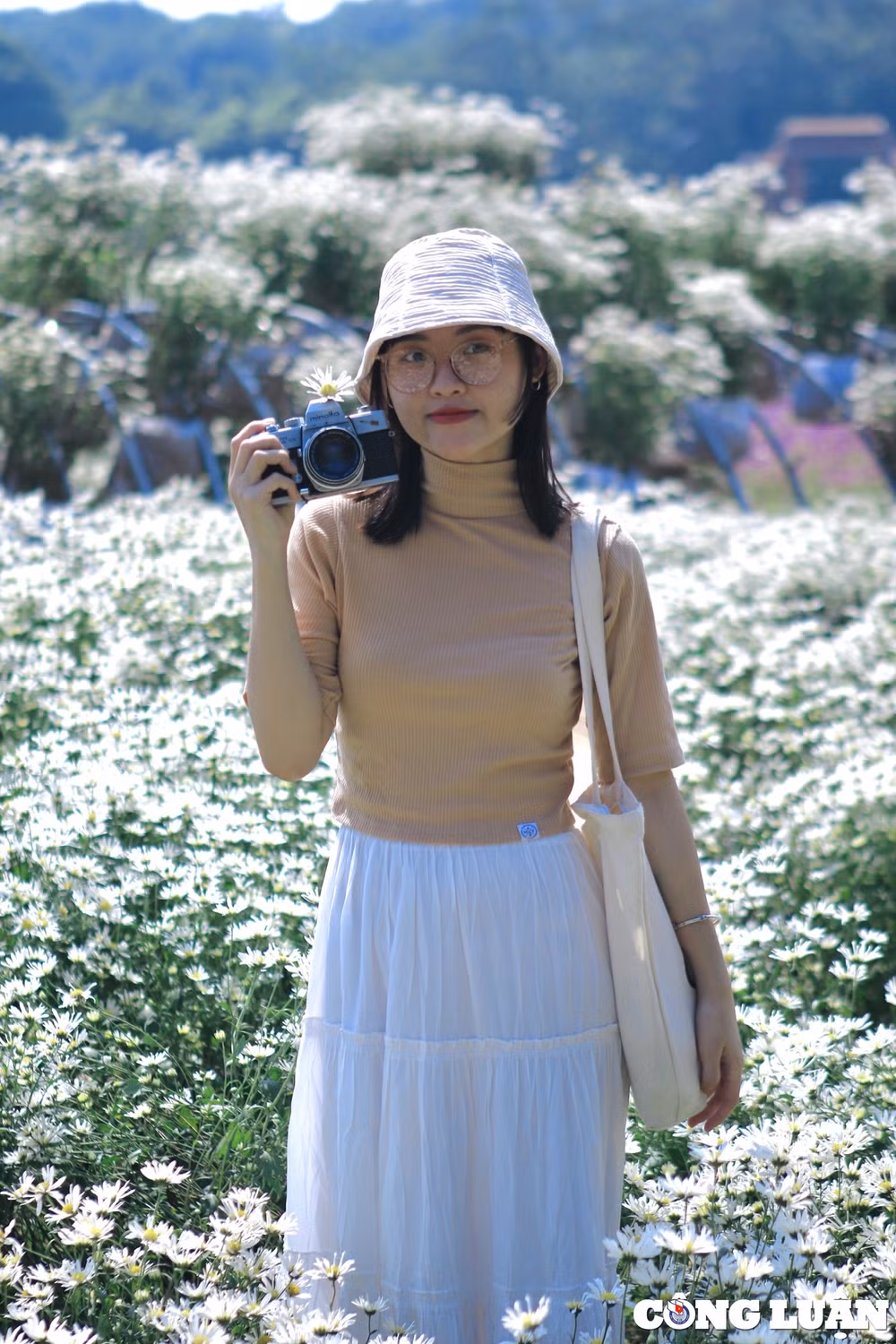 gioi tre ha thanh dua nhau chup hinh tai vuon cuc hoa mi sieu dep hinh 9