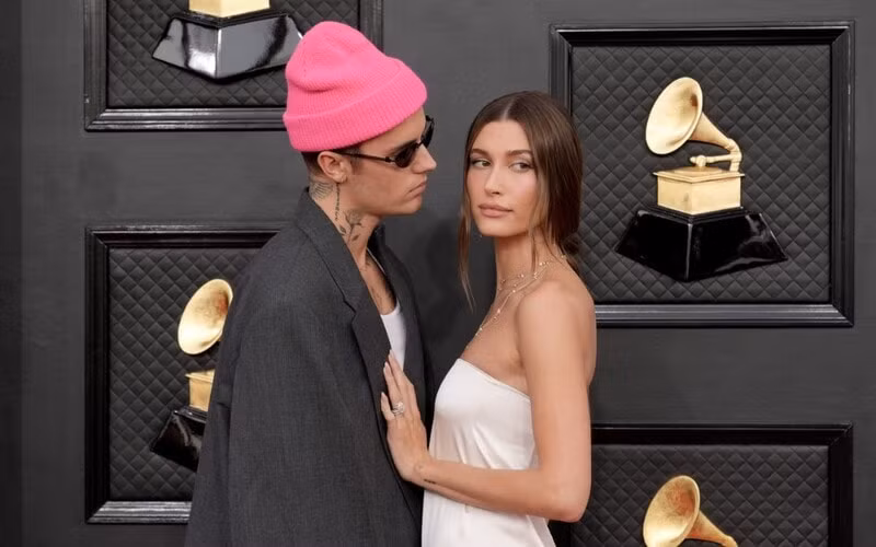 selena gomez len tieng ve buc anh than mat voi hailey bieber hinh 2