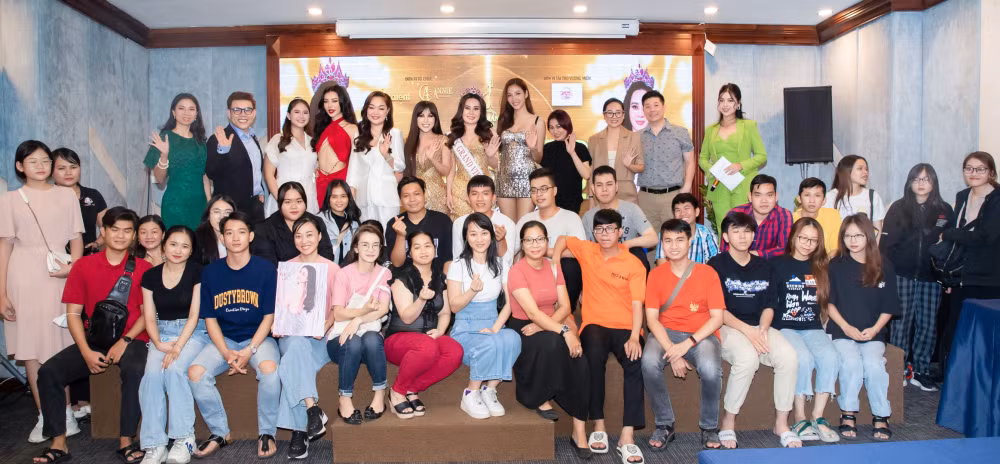 quy ba phan kim oanh dai dien viet nam tham du mrs grand international 2022 tai myanmar hinh 4