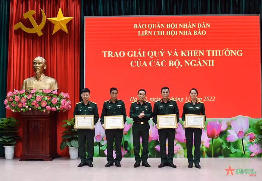 bao quan doi nhan dan thi dua lap cong nhan ky niem 50 nam chien thang ha noi dien bien phu tren khong hinh 2