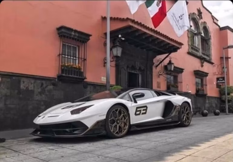 sieu xe hang hiem lamborghini aventador svj chay rui tren duong hinh 2
