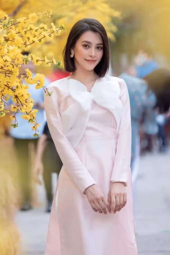 dan hoa hau a hau long lay trong ao dai tet hinh 2