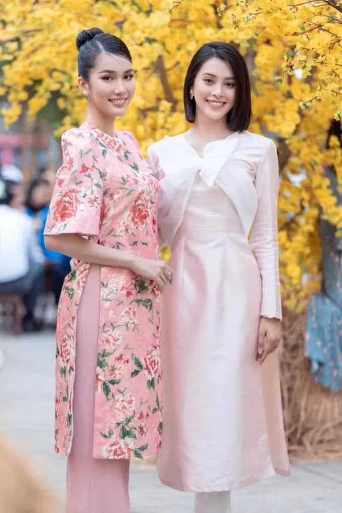dan hoa hau a hau long lay trong ao dai tet hinh 4