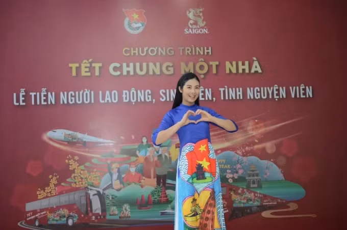 dan hoa hau a hau long lay trong ao dai tet hinh 7