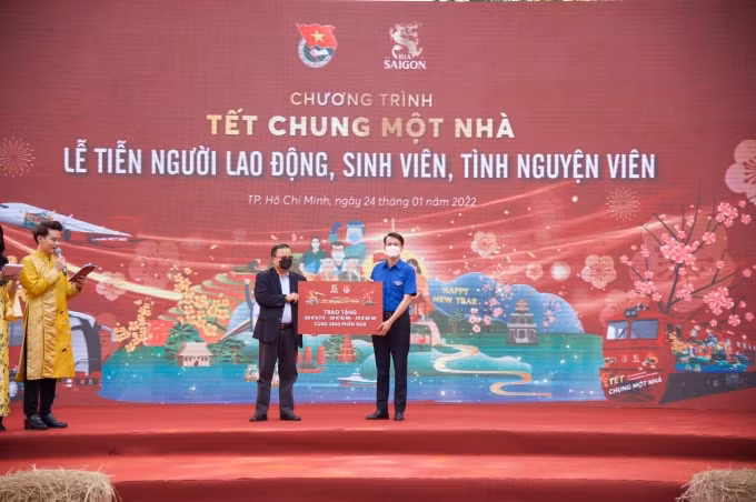 dan hoa hau a hau long lay trong ao dai tet hinh 1