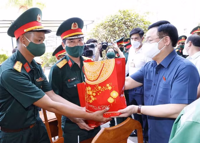 chu tich quoc hoi tham chuc tet tai tieu doan u minh 2 don vi 2 lan duoc phong tang anh hung llvtnd hinh 2
