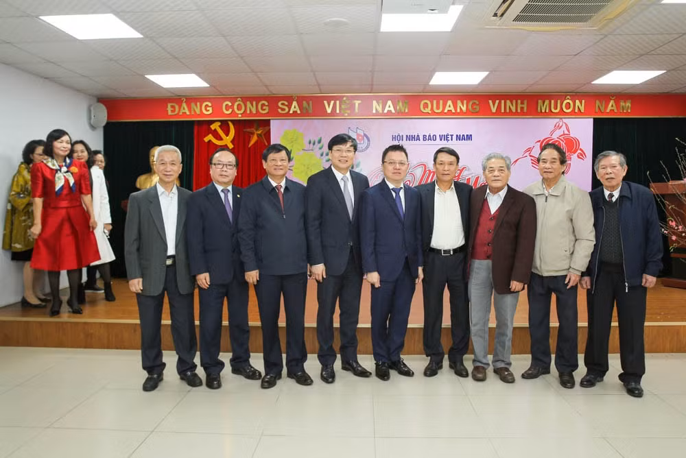 gap mat cac nha bao lao thanh nguyen lanh dao hoi va can bo nhan vien co quan trung uong hoi da nghi huu hinh 9