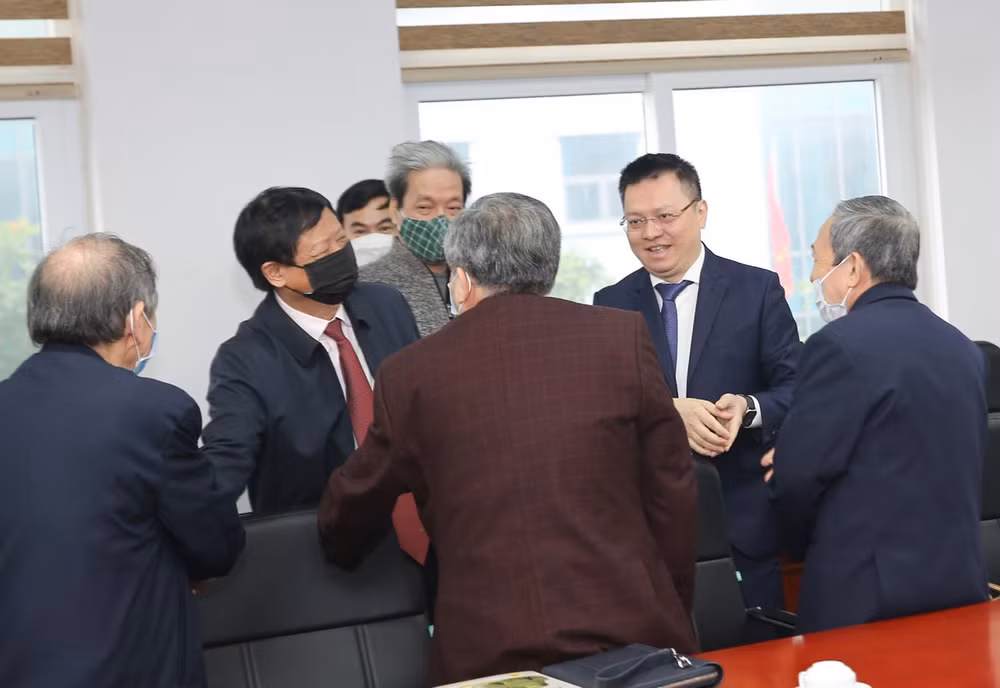 gap mat cac nha bao lao thanh nguyen lanh dao hoi va can bo nhan vien co quan trung uong hoi da nghi huu hinh 2
