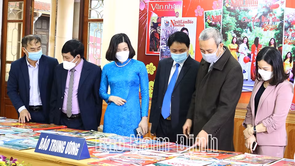 nam dinh trung bay hon 500 an pham tai trien lam bao xuan nham dan 2022 hinh 1