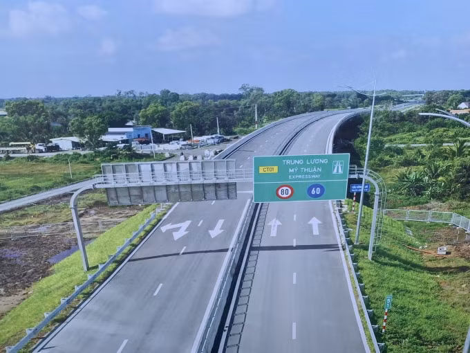 o to duoc luu thong tren cao toc trung luong my thuan tu 25 1 10 2 2022 hinh 1