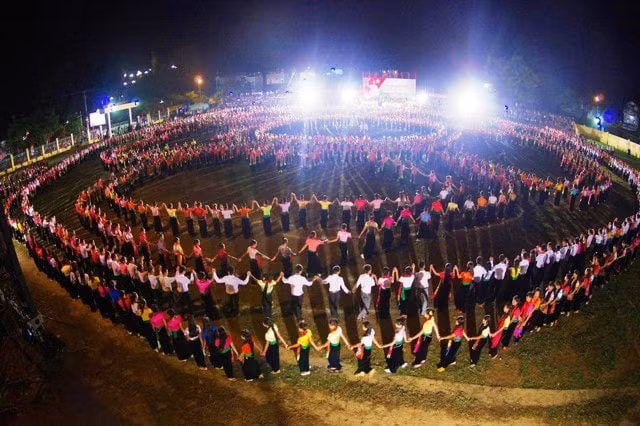 nghe thuat xoe ket noi cong dong the hien ban sac dan toc thai hinh 2