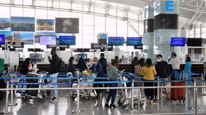 hanh khach di chuyen bang duong hang khong tang cao nhung ngay can tet hinh 1