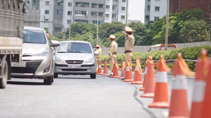 Đại úy Đinh Vạn Sơn - Phó Đội trưởng Đội 3 cho biết, qua trao đổi, phối hợp với CSGT Công an các đơn vị phụ trách địa bàn giáp ranh là Thanh Hóa, Nam Định, Thái Bình, đơn vị đã nắm bắt được thông tin một số lượng lớn khách du lịch đã làm thủ tục trả phòng sau nghỉ lễ và được dự báo sẽ trở về Hà Nội trong chiều nay. Theo đó, phương tiện sẽ tăng đột biến từ khoảng 15h-21h đơn vị đã bố trí cán bộ chiến sĩ chốt trực sớm hơn 1 tiếng so với kế hoạch.