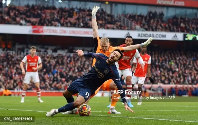 thi dau be tac truoc burnley arsenal khong the soan ngoi man utd hinh 2