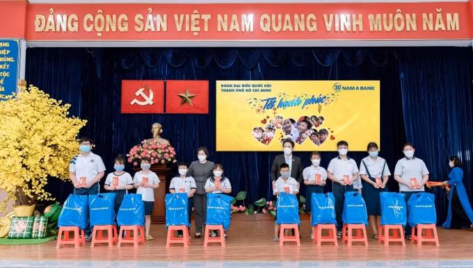 nam a bank mang tet hanh phucden nhung manh doi kho khan hinh 1