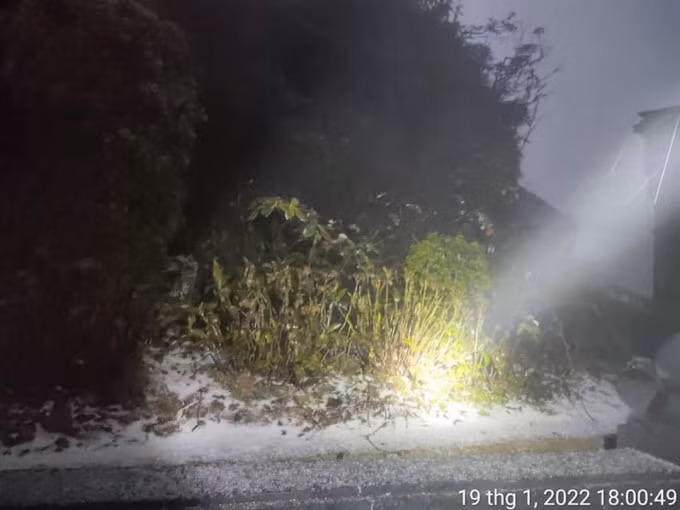 toi qua bang tuyet xuat hien tren dinh fansipan hinh 2