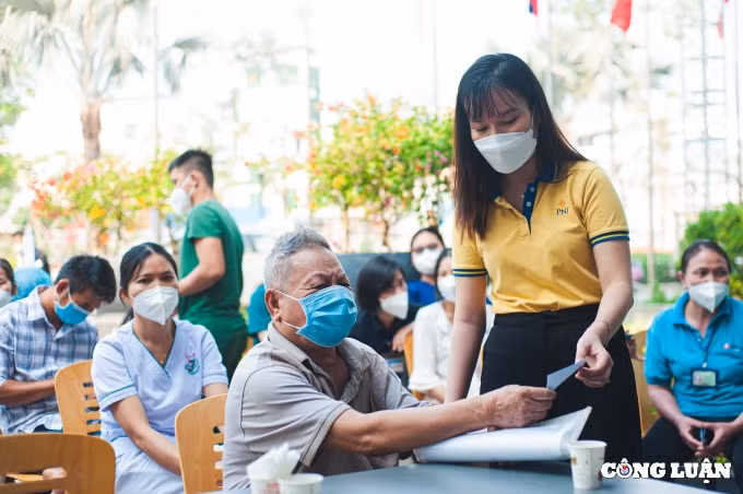 nu benh nhan ung thu bat khoc khi duoc di sieu thi mini tet 0 dong hinh 1