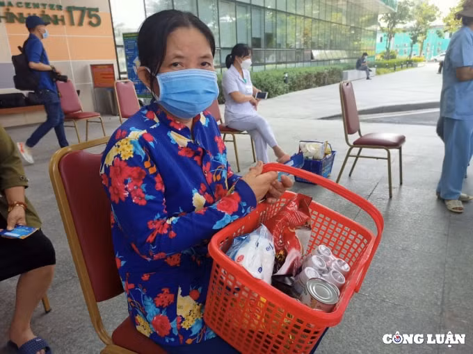 nu benh nhan ung thu bat khoc khi duoc di sieu thi mini tet 0 dong hinh 13